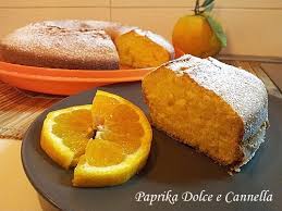 La torta all'arancia vegana è un dolce senza uova, burro e latte ma con l'acqua e succo d'arancia nell'impasto, è buonissima e non vi farà rimpiangere la versione originale con tutto!!! Torta All Arancia Con E Senza Glutine Paprika Dolce E Cannella