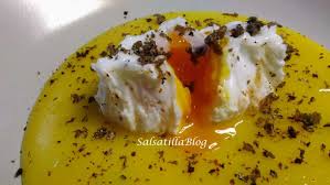 Così nasce questa crema, da una sola mezz'ora di tempo prima dell'ora di pranzo (con partita della viola annessa, che a volte mi salva perchè così ingredienti: Crema Di Patate Allo Zafferano Con Uovo Poche Salsatilla