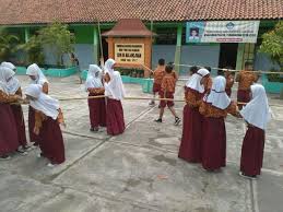 Iya ibu anak ibu emang pakai kerudung tapi enggak pake celana. 12 Gambar Kartun Anak Sd Berjilbab Gani Gambar