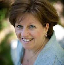 I spent the day yesterday with my dear, sweet, kind and oh-so-talented  friend Maggie Moore of Maggie Moore World, and we made for me a beautiful  ring! I made it (ha!) with