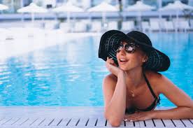 Frau Im Bikini Im Hut Am Pool Kostenlose Foto