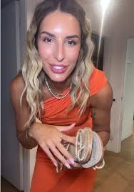 Outfit Matrimonio con Stile: Colori del Tramonto e Batman