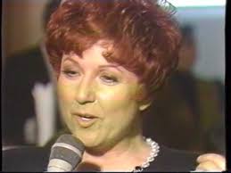 Orietta berti si conferma la voce più bella di questo festival, del resto la vecchia scuola del canto non ha paragoni. Intervista A Orietta Berti Sanremo 1992 Youtube