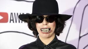 Spaka zvezdnikom ukradla šov