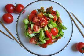 In una ciotola preparate il condimento con olio evo, aceto di mele e basilico. Insalata Di Pomodori E Cetrioli Alla Giapponese Bacchette E Pomodoro