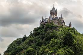 Cochem das zentrum an der mosel mit seiner historischen reichsburg, den giebelhäusern auf dem marktplatz , dem ehemaligen kapuzinerkloster hat es 5500 einwohner. Cochem Mosel Sachsen Germany Castle Reichsburg Cochem Places Of Interest Historically Imposing Middle Ages Imperial Castle Pikist