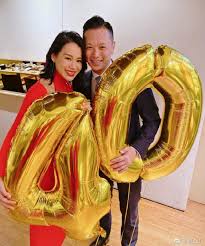 胡杏兒同李乘德（philip）喺2015年結婚，胡杏兒今年4月生完細仔李奕宏（liam）之後就帶埋二仔李奕霖（ryan）一齊北上開工，老公李乘德（philip) 就留低照顧兩個囝囝。但近日philip竟然惹嚟「食軟飯」疑雲？ 李乘德胡杏兒 胡杏兒北上工作後，老公philip就喺香港負責照顧囝囝，更經常喺ig share湊仔生活. Vd8 Gvuiiirrem
