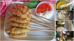 Lumuri tangan dengan minyak goreng, ambil adonan sempol lalu bentuk dan tusuk sampai. Resep Sempol Ayam Enak Dan Empuk Dijamin Laris Manis Modern Id