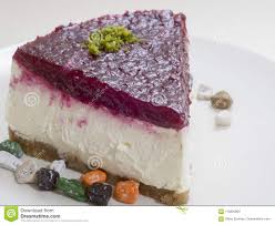 250ml lauwarme milch halbe würfel hefe 50g zucker 1 ei 60g weiche butter 500g mehl für die füllung: Nasser Kuchen Schnitt Uber Die Dreieckige Torte Mit Erdbeersosse Stockfoto Bild Von Minze Erdbeere 113826894