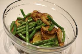 Uno sformato di patate arricchito con fagiolini, formaggio e uova, con una crosta dorata e un interno morbido. Il Contorno Di Fagiolini Zucchine E Patate La Ricetta Da Provare Gustoblog