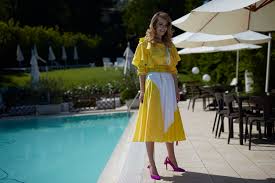 Hochzeiten sind eine wunderbare gelegenheit, um nicht nur die liebe zu feiern, sondern auch um in wunderschöne kleider zu schlüpfen und die mode zu zelebrieren. Welche Schuhe Passen Zum Gelben Kleid Tipps Fur Die Hochzeit Und Nicht Nur Blog Eschuhe De