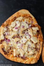 This flatbread mexican pizza combines our love for mexican food with our love of pizza and make an easy recipe that tastes great and can be thrown together in a matter of minutes. Homemade Flatbread Pizza Easy Homemade Pizza Recipe