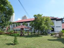 Intertaalkoppelingen via wikidata (via reasonator). English College Johore Bahru Wikipedia