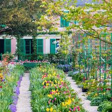 Vue Sur Les Fleurs Colorees Des Jardins De Monet A Giverny Beaux Jardins Les Plus Beaux Jardins Jardin Monet