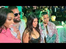 La famosa empresaria estuvo junto al artista colombiano, y se les vio bastante felices. Kim Kardashian Maluma Kourtney Kardashian David Beckham Winnie Harlow Dior Miami Fashion Show Youtube