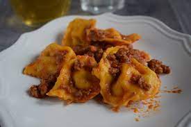 La dolcezza della zucca, aromatizzata con un po' di noce moscata, e racchiusa. Cappellacci Di Zucca Con Ragu Di Carne Tradizione Ferrarese I Viaggi Di Ciopilla