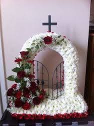 Heaven Gate Flowers Memorial Day Wreaths Image Day Day Flowers Gate Heaven In 2020 Funeral Flower Arrangements Funeral Flowers Church Flower Arrangements