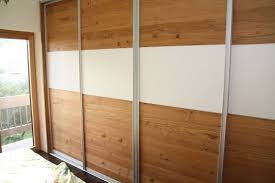 Günstiger landhaus holz kleiderschrank in weiß colombaia. Raumhohen Schiebeturen Am Kleiderschrank By Schreinerei Burkhardt