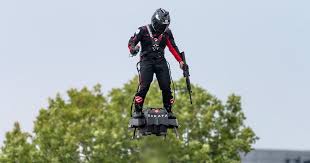 Alexandru duru, balancing on a homemade hoverboard 16 feet above the surface, flew a distance of 905 feet, 2 inches—smashing the previous guinness world record (a measly 164 feet) for the duru, a software engineer, has devoted the past five years to perfecting his hoverboard design, called omni. Franky Zapata To Fly Hoverboard Across English Channel Transportup News