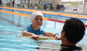 It is good to expose your kids but it is also important to understand that kids don't learn to swim in just a few lessons. 7 Baby And Toddler Swimming Classes In The Klang Valley Makchic