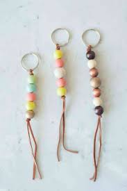 Porte Cle Diy En Perles De Bois Et Cuir Beaded Keychains Diy Beads Diy Keychain
