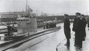 1588x908] The Italian submarine Luigi Torelli arriving at the Atlantic base  of Bordeaux, on 4 February 1941, after its third war patrol : r/WarshipPorn