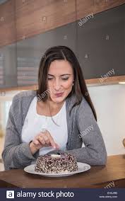 In „kieler sprotten sind eine spezialität aus kiel. Frau Kuchen Essen In Einer Kuche Munchen Bayern Deutschland Stockfotografie Alamy