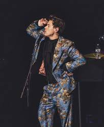 Black And White Floral Suit Harry Styles Harry Styles On A Beautiful Gucci Floral Suit One Of My Favs Ever Harry Styles Harry Styles Wallpaper Harry Styles Photos