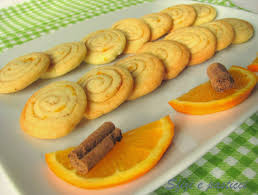 I biscotti all'arancia sono frollini aromatici facili e veloci, perfetti da realizzare anche con i più piccoli di casa e ideali per la colazione. Sfizi E Pasticci Girelle All Arancia E Cannella