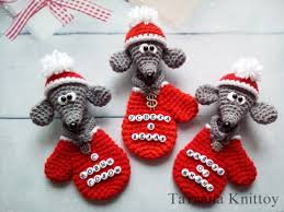 что можно связать крючком в подарок на новый год Master Klass Myshka V Rukavichke Kupit Na Yarmarke Masterov Hx1jvru Shemy Dlya Vyazaniya Moskva Vyazanye Podarki Vyazanyj Kryuchkom Uzor V Vide Krolika Rozhdestvenskoe Vyazanie