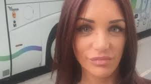 Je n'ai rien contre la chirurgie ni rien mais quand t'as un visage de poupée comme elle et rien à envier aux autres, ne refait rien ! Friends Trip 2 Julia Paredes Balance Je Fais Du Botox Et Je L Assume Mce Tv