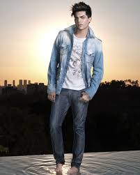 29 января 1982) — американский певец, автор песен и актёр. Look Der Woche Adam Lambert