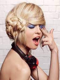 Frente al espejo tu te ves la mas bella y por eso sueñas de que desesperas tu pricipe. Unas De Color Azul La Manicura Top Del Verano Mujerhoy Com