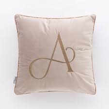 I cuscini, autentici elementi di arredo, portano la morbidezza della piuma anche nella zona living, sul tuo divano, donando eccellenti occasioni di piacere e relax, disegnando un'atmosfera accogliente e sofisticata. Bk9tnolimh3t5m