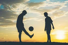 Silueta De Ninos Jugar Futbol Futbol Foto Gratis Football Photography Football Love Bicycle Kick