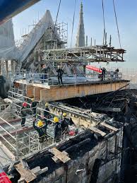 Toujours debout, l'échafaudage qui surplombe la cathédrale a fondu avec l'incendie. La Rentree Decisive Du Chantier De Notre Dame Diocese De Paris
