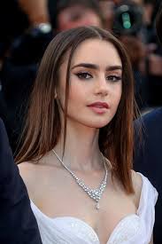 Loạt ảnh "bạch tuyết" Lily Collins đi sự kiện đang khiến dân tình điên đảo:  Xinh rụng rời, bảo sao được gọi là nữ thần thảm đỏ
