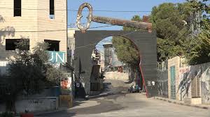 File:Symbolic-key-of-return-at-the-entrance-to-the-permanent ...