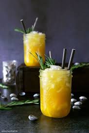 Fruchtiger Eistee Mit Mango Maracuja Und Grunem Tee Herztopf Rezept In 2020 Eistee Rezept Eistee Maracuja
