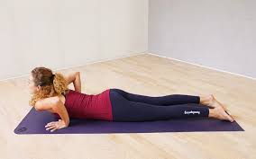 Hier noch 4 interessante und besonders wirksame yoga asanas für fortgeschrittene. Yoga Kobra Fur Einen Starken Rucken Yoga Series Nr 3 Foodspring Magazine