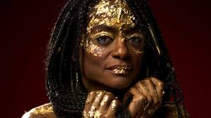 Op 10 oktober brengt Izaline Calister...