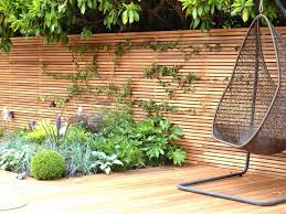 Ummauerter garten garten terrasse gartenanlage privatgarten feuerstelle garten innenhof sichtschutz holz hochbeet sichtschutz ideen. Epingle Sur Sichtschutz Garten Holz