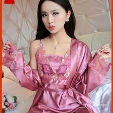 Enaknya piyama model ini mudah dipakai di mana saja, bahkan kalau mau nongkrong di teras depan rumah atau mampir ke toko dekat rumah juga nggak masalah. Pin Di Baju Tidur