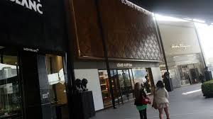 Great place to visit with top branches stores, like lv, gucci, armani and others and excellent restaurants. Policia Detiene A Siete Personas Tras Asalto En Distrito De Lujo Del Mall Parque Arauco Emol Com