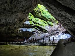 Blocul de gheata de la scarisoara are, potrivit unor sondaje efectuate cu ajutorul unui radar pentru a se vedea care este structura ghetii in profunzime primele mentionari despre ghetarul scarisoara ca obiectiv turistic au fost facute in 1847 si 1857, unde se arata echiparea cu scari de lemn a avenului de. Pestera Scarisoara Coborarea Prin Aven Catre Ghetar Pesteri Din Muntii Apuseni Travel Eating