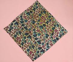 À ce point, vous pouvez tester la taille du bandana. Comment Plier Et Nouer Un Bandana De Facon Retro Vintage