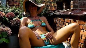 Lola Belgium se masturba en bikini