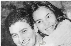 شريهان اعتزلت الفن سنة 2002 بعد تعرضها للمرض الشهير واهتمت إسعاد بها وبابنتها الوحيدة لولوة ودار بها علاء على مستشفيات الأرض ليعالجها. Ø¨Ø§Ù„ØµÙˆØ± Ø§Ø³Ø±Ø§Ø± ÙÙŠ Ø­ÙŠØ§Ø© Ø´Ø±ÙŠÙ‡Ø§Ù† Ø²ÙˆØ§Ø¬Ù‡Ø§ ÙˆØ§Ø¨Ù†ØªÙ‡Ø§ ÙˆØ«ÙˆØ±Ø© ÙŠÙ†Ø§ÙŠØ± ÙˆØ§Ø®ØªÙØ§Ø¦Ù‡Ø§ ÙÙŠ Ù…ÙƒØ§Ù† Ù…Ø¬Ù‡ÙˆÙ„