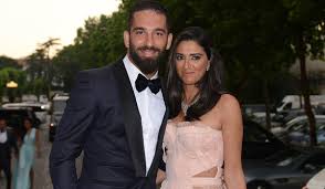 Aslıhan doğan turan'ın büyümüş karnı dikkat çekerken, arda turan'ın eşinin göbeğini öpmesi gözden kaçmadı. Arda Turan In Esi Aslihan Dogan Turan Oglu Hamza Icin Her Ay Besibiryerde Aliyor