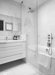 Renovation Et Decoration D Un Pied A Terre A Deux Pas Des Champs Elysees Idee Salle De Bain Salle De Bain Design Amenagement Salle De Bain
